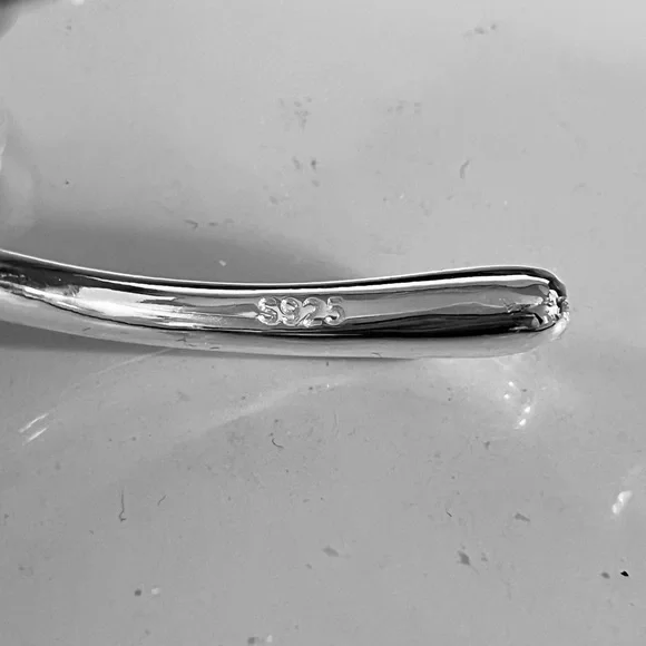 TIFFANY-inspired design Sterling Silver plain round teardrop bangle (silver) - Picture 7 of 7